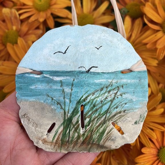 Hand painted sand dollar - Picture 5 of 13